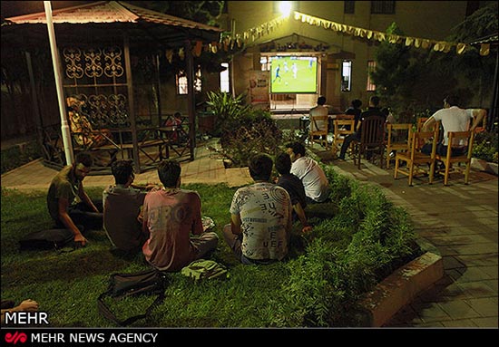 تماشای فوتبال ایران و بوسنی در سطح شهر