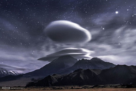 توده ابر عجیب بر فراز کوه آتشفشانی