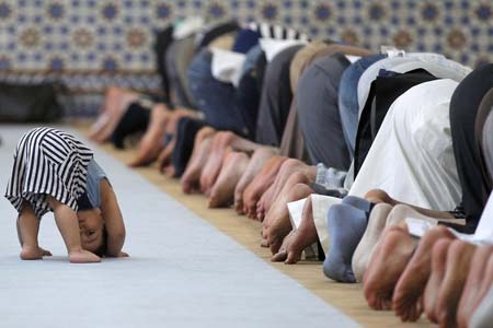 نماز جماعت در آستانه ماه رمضان در مسجد جامع استراسبورگ فرانسه