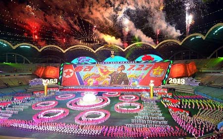 مراسم جشن شصتمین سالگرد پایان جنگ دو کره در استادیومی در شهر پیونگ یانگ