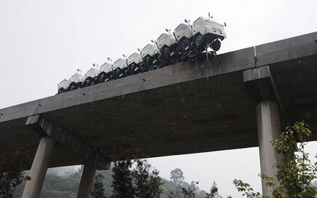 کامیون حمل کامیون در آستانه سقوط  - منطقه کایلی - چین 