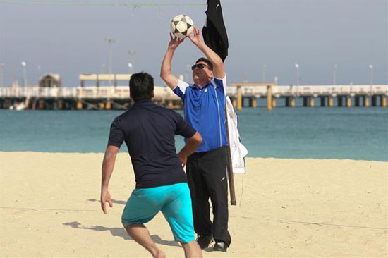 عکس: والیبال ساحلی ژنرال با توپ فوتبال