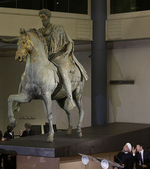 عکس: روحانی در کنار مجسمه امپراتور روم