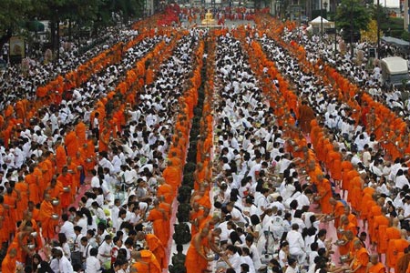 جمع آوری صدقه در یک مراسم آیینی در بانکوک