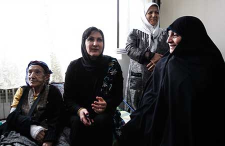 فاطمه گودرزی در کنار مسن‌ترین مادر تهران