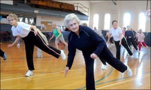 نرمش هایی برای سالمندان,ورزشهای مناسب افراد سالخورده,ورزشهای مفید برای سالمندان