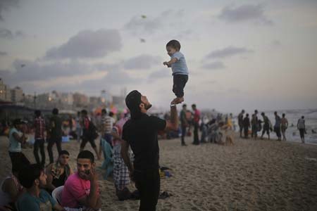 بازی کودکان در ساحل غزه