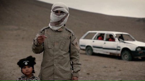 عکس: بچه 4ساله داعشی 3 نفر را اعدام کرد
