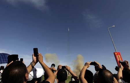 پرتاب موشک فضاپیما به همراه سه فضانورد در چین