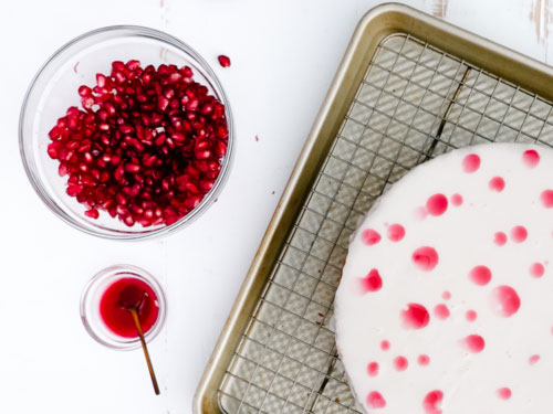 طرز تهیه کیک پسته و انار با آیسینگ ماست (ویژه شب یلدا و کریسمس) Pistachio & pomegranate cake