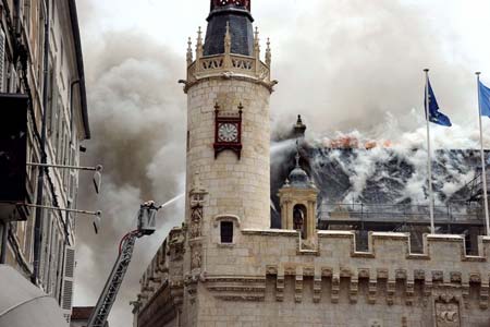  آتش سوزی در یک ساختمان متعلق به قرن پانزدهم در شهر لاروشل فرانسه