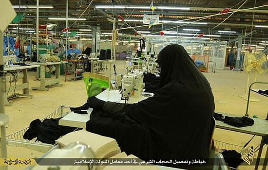 افتتاح کارخانه چادر سیاه داعش +عکس