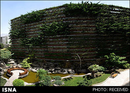 ساخت بزرگترین باغچه عمودی جهان در تهران + عکس