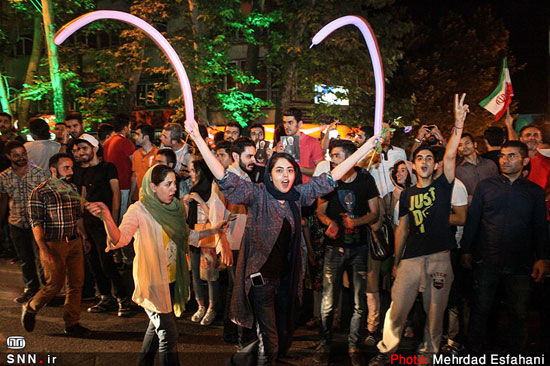 تصاویر صحنه هایی از جشن مردم برای توافق هسته ای که مورد انتقاد قرار گرفت