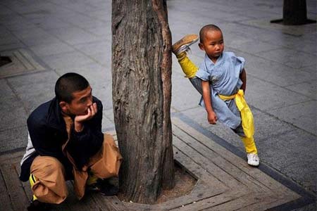 شاگرد کوچک معبد شائولین در استان شاندونگ، چین