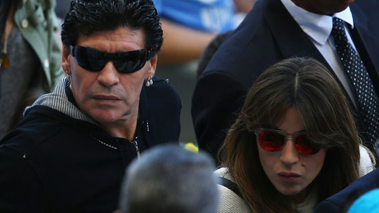 حضور دیگو مارادونا به همراه دخترش در ورزشگاه محل بازی ایران-آرژانتین +عکس