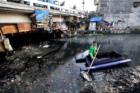    جمع آوری زباله های رودخانه ای در شهر مانیل