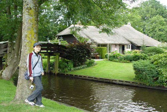 دهکده‌ای زیبا بدون حتی یک خیابان در هلند + عکس