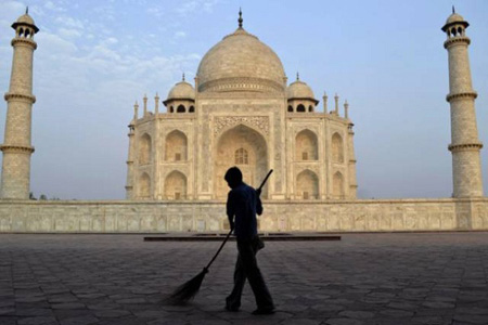 کارگر در حال نظافت فضای بیرونی تاج محل، هند