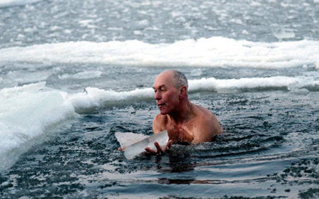 اخبار , اخبار گوناگون,غسل تعمید میان آب و یخ,تصاویر غسل تعمید میان آب و یخ