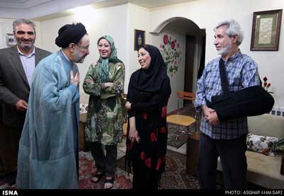 خاتمی در منزل زندانیان آزاد شده ,محمد خاتمی