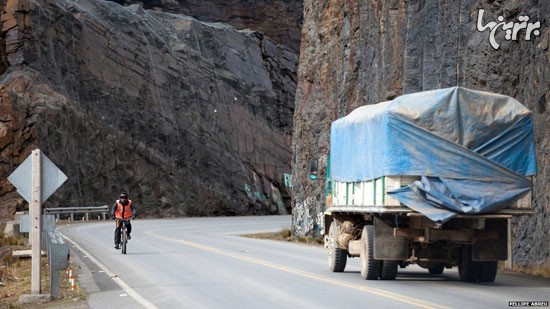 عکس: دوچرخه‌سواری در 'جاده مرگ' بولیوی