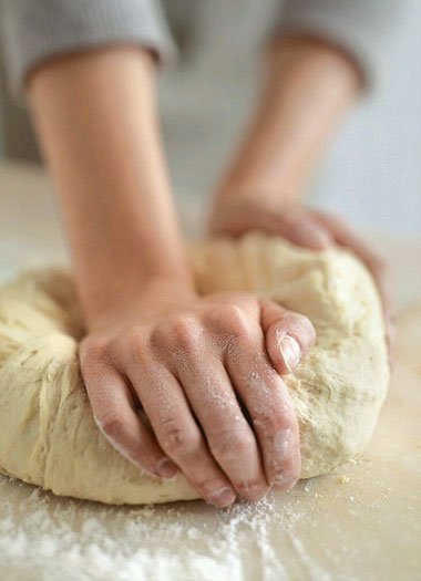 روش آماده کردن خمیر پیتزای خانگی