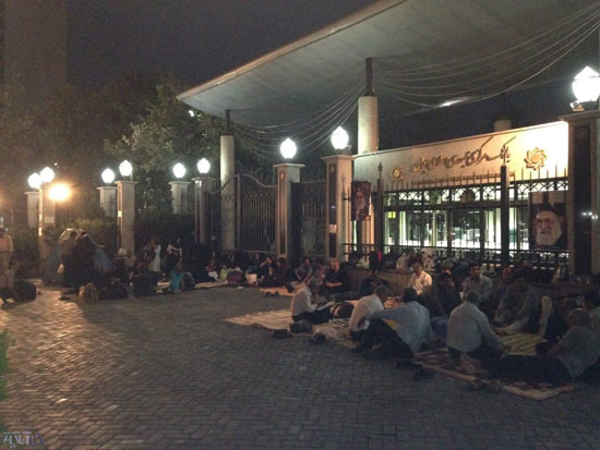 تجمع شبانه کارکنان و مالباختگان موسسه اعتباری میزان مقابل بانک مرکزی + عکس