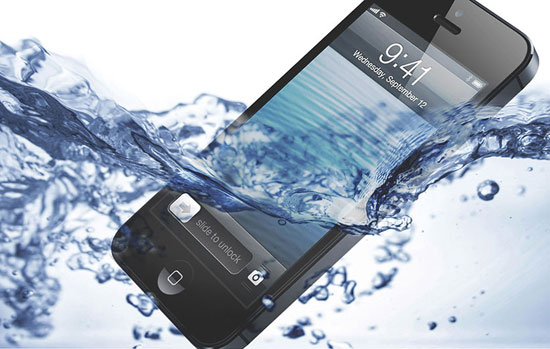 چگونه گوشی‌های‌مان را از آب گرفتگی نجات دهیم؟