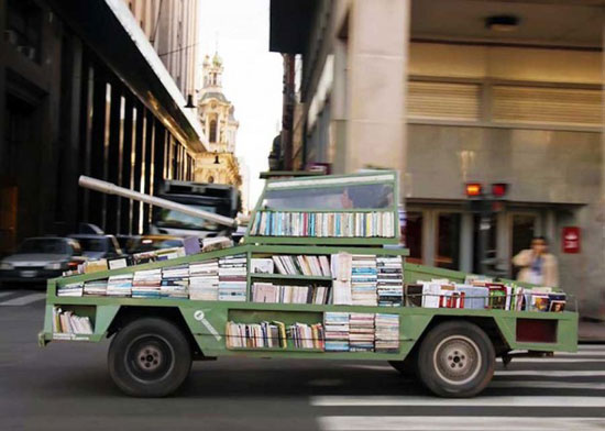 ابزار آدم کشی که به خدمت فرهنگ درآمد : فروش کتاب با تانک جنگی !