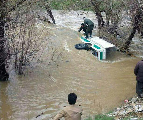 عکس: غرق شدن خودروی ناجا