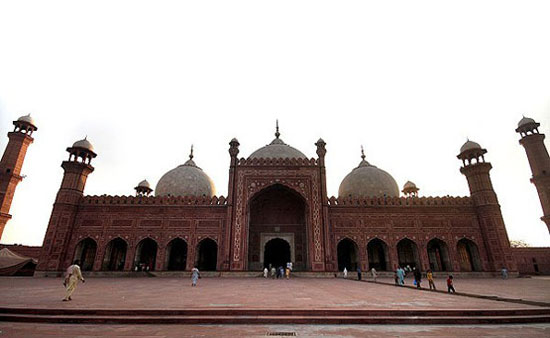 مسجد پادشاهی لاهور، مسجدی به رنگ آجری و قدمت مغولی