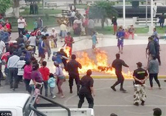 معترضان افسر پلیس را آتش زدند! +عکس