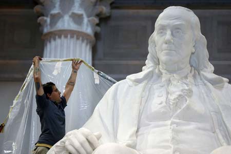 جابجایی مجسمه بنجامین فرانکلین یکی از رهبران استقلال آمریکا در بازسازی موسسه فرانکلین در فیلادلفیا