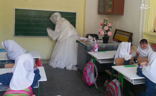 عکس: معلمی که با لباس عروس مدرسه رفت