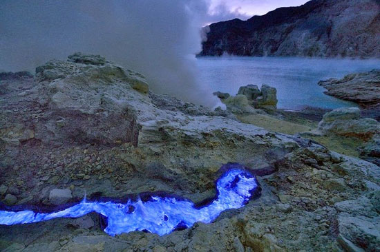 آتشفشانی با گدازه های آبی رنگ + تصویر