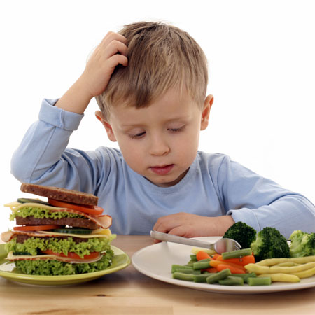 بررسی اهمیت تغذیه کودک در سنین رشد