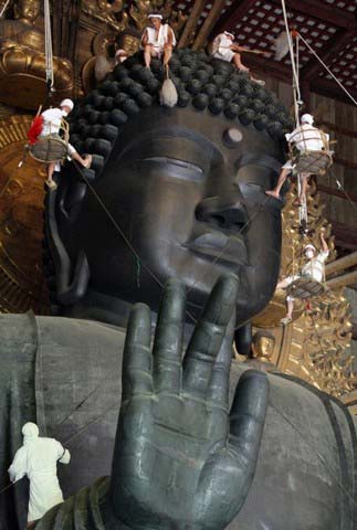 تمیز کردن یک مجسمه 15 متری از بودا در معبدی در ژاپن