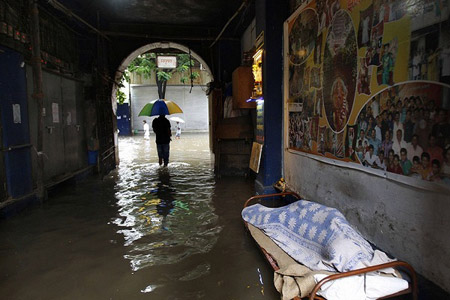    آب گرفتگی خیابان ها در بمبئی پس از باران شدید