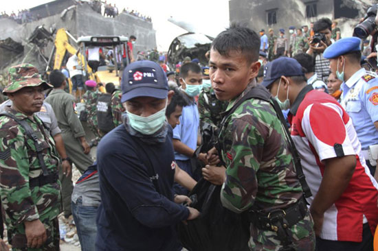 فیلم: سقوط هواپیمای اندونزی وسط شهر