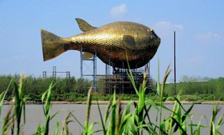  ساخت مجسمه مسی بزرگ از ماهی بر کرانه رود یانگ ژونگ- جیانگسو، چین