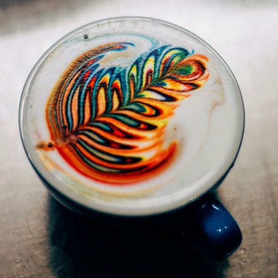 نقاشی بر روی قهوه با رنگ غذا؛ این طراحی‌های خوش‌مزه!