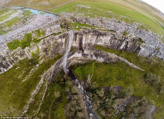 زنده شدن آبشاری بعد از 200 سال