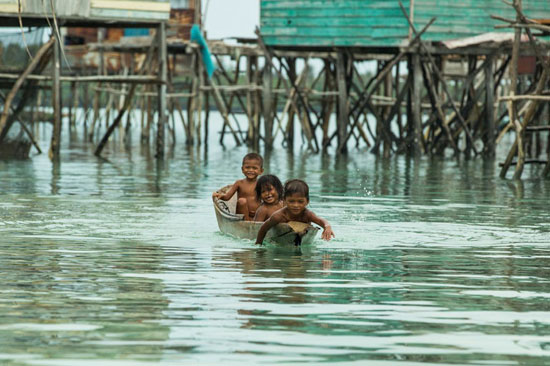 کولی های دریایی: تصاویری از قبیله ای که در بهشت خود زندگی می کنند