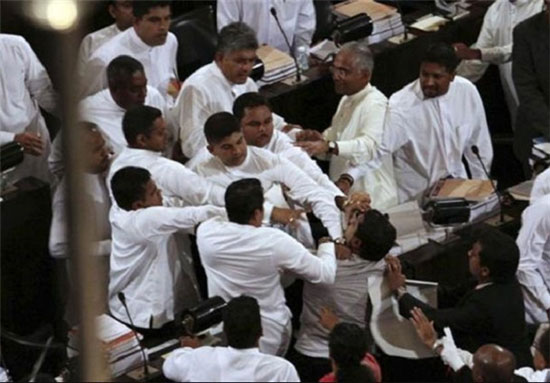 وقتی پارلمان تبدیل به رینگ می شود! +عکس