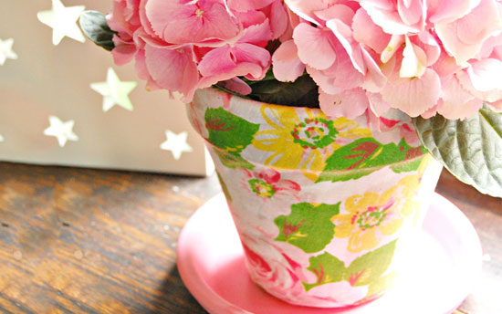 با تکه های پارچه، گلدان های رنگی و شاد بسازید