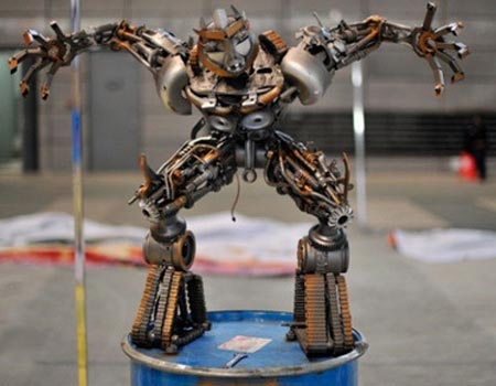 نمایش یک ربات ساخته شده از قطعات چند خودرو در نمایشگاه خوردو پکن 