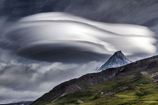 توده ابر عجیب بر فراز کوه آتشفشانی
