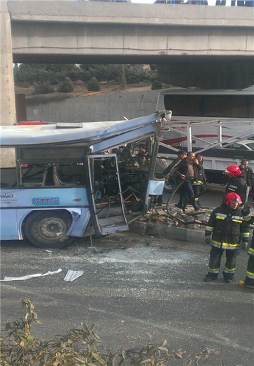 سقوط اتوبوس از روی پل به اتوبان چمران +عکس