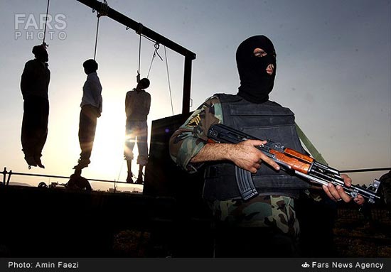 عکس: اجرای حکم اعدام سارقان مسلح (18+)